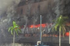 Api Berkobar Membakar Gedung Medan Plaza