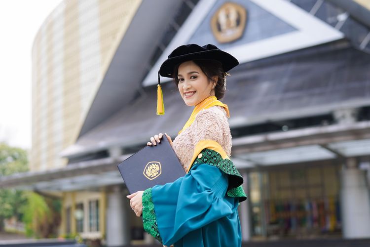 Laely Indah Lestari lulus S2 Ilmu Komunikasi Unpad dengan menjadi lulusan tercepat di angkatannya dan mendapatkan IPK tertinggi 4.0 dengan yudisium Pujian (Cumlaude).