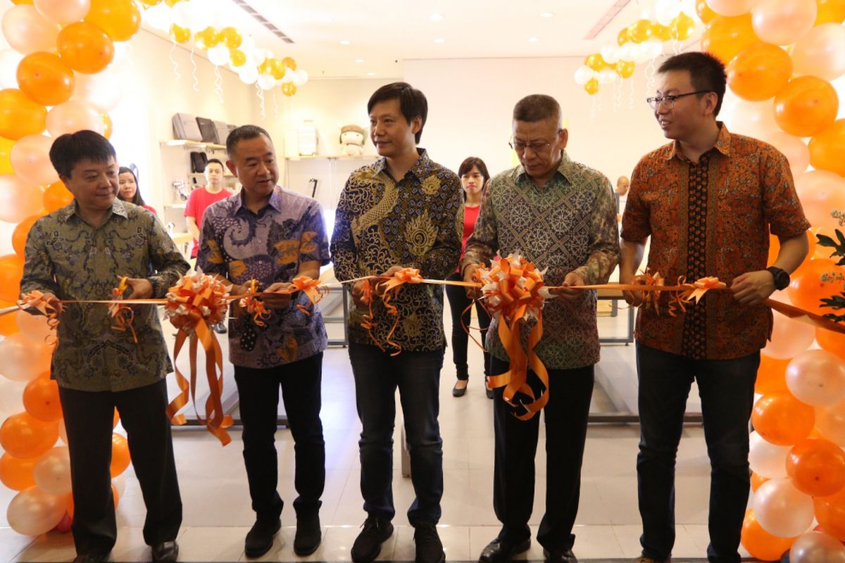 Founder & CEO Xiaomi, Lei Jun, memimpin prosesi pemotongan pita pada acara grand opening Authorized Mi Store Summarecon Mall Bekasi, Selasa (26/9). Hadir pula dalam acara ini, His Excellency Wang Liping, Commercial Councelor Kedutaan Besar RRT di Indonesia, Senior Vice President Xiaomi Global Wang Xiang, Head of Xiaomi South Pacific Region, Xiaomi Indonesia Country Manager Steven Shi dan President Director of PT Erajaya Swasembada Tbk. (Erajaya Group of Companies) Budiarto Halim. Xiaomi berencana untuk membuka 15 Authorized Mi Store di Indonesia hingga akhir tahun ini.