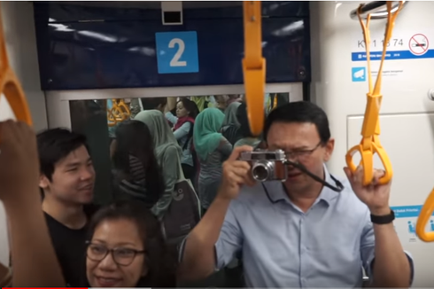 Kalungkan Kamera, Lihat Gaya Ahok dan Putranya Saat Jajal MRT