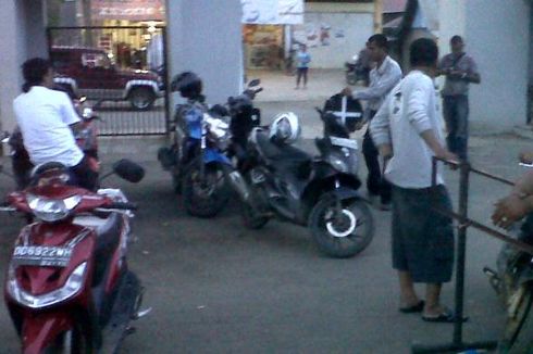 Besuk Kerabat di RSUD Bone, Motor 