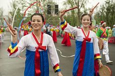 Cerita Dunia: Polisi Fesyen hingga Pasar Gelap Korea Utara 