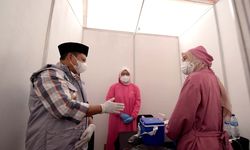 Tinjau Vaksinasi di Karawang dan Bekasi, Wagub Uu Optimistis Herd Immunity Akan Tercapai