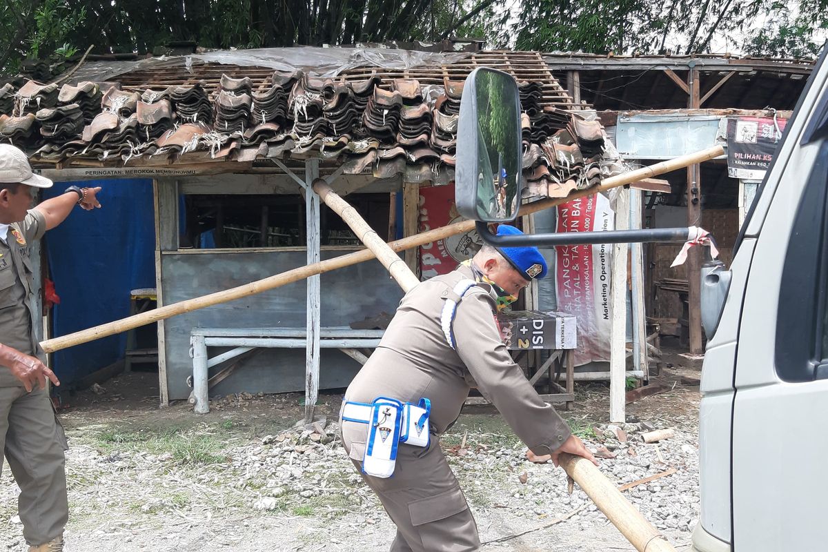 Tim Satpol PP Kabupaten Ngawi membongkar warung kopi yang berada di area Alas Malang, Desa Karangjati, Kecamatan Karangjati, Kabupaten Ngawi, Jawa Timur, Selasa (21/1/2025).