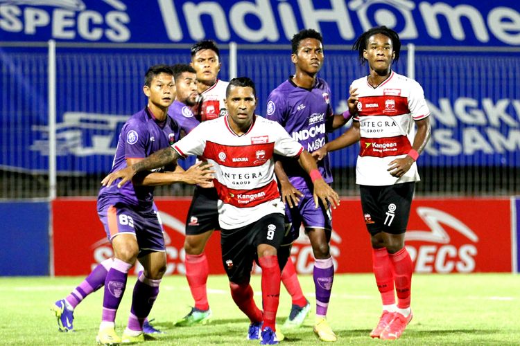Situasi perebutan bola dalam laga Liga 1 2021-2022 antara Persita vs Madura United di Stadion Kompyang Sujana, Bali, 24 Februari 2022.