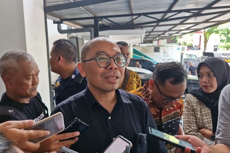 Komisioner KPU Jateng, Paulus Widiyantoro menyampaikan kesiapan pemilu susulan di Demak saat ditemui di kantornya, Rabu (21/2/2024).