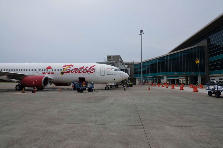 Maskapai Batik Air di garbarata Bandar Udara Yogyakarta International Airport (YIA) Kapanewon Temon, Kabupaten Kulon Progo, Daerah Istimewa Yogyakarta.