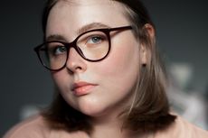 6 Bentuk Bingkai Kacamata untuk Wajah Bulat Gemuk
