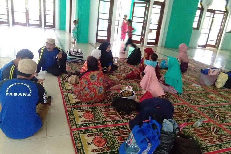 Ratusan warga yang bermukim di sekitar areal proyek geothermal mengungsi sementara di Masjid Agung Nur Ala Nur, Panyabungan, Selasa (26/1/2021). Sedikitnya lima warga tewas dan puluhan keracunan, akibat gas yang keluar dari sumur pengeboran PT SMGP di Desa Sibanggor Julu, Kecamatan Puncak Sorik Marapi, Mandailing Natal.