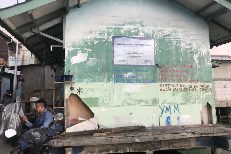 Suasana depan rumah Komunitas Kampung Apung, Kapuk, Cengkareng, Jakarta Barat, Kamis (28/3/2019). 