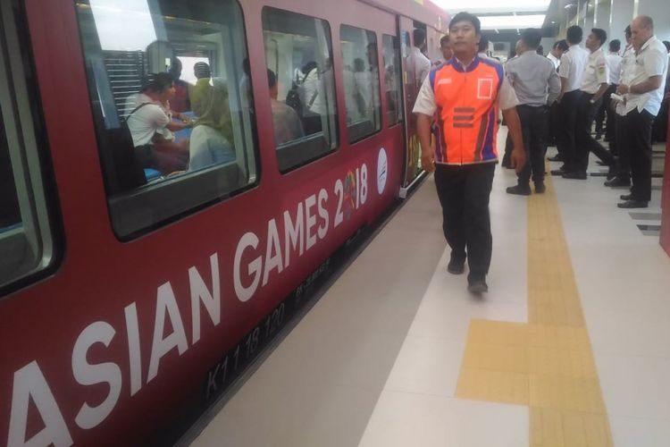Suasana kereta LRT Palembang, ketika dilakukan uji coba pertama kali oleh pegawai Dishub Sumsel.