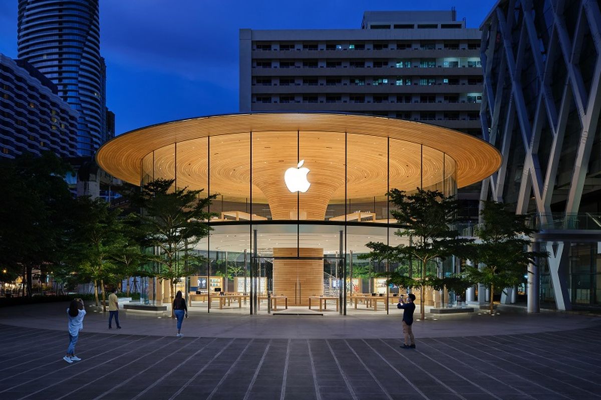 Apple Central World resmi dibuka di Bangkok dan menjadi Apple Store kedua di Thailand.