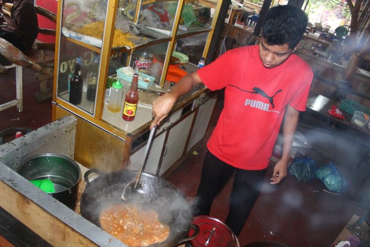 Pekerja memasak mi engkot sure di Cik Gu, Horas Kafe, di Sare, Kabupaten Aceh Besar