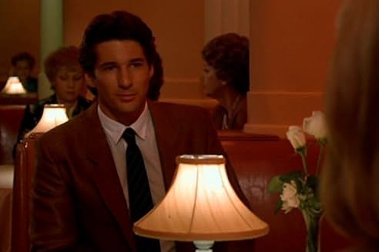 Richard Gere di film American Gigolo. Armani mendandani Gere di film ini dengan setelan jasnya. Giorgio Armani meninggal di usia 91 tahun pada Kamis (4/9/2025).