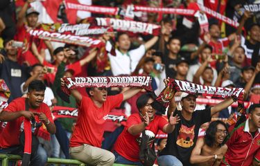 Suporter timnas U-19 Indonesia memberikan dukungan saat pertandingan melawan timnas U-19 Iran di Stadion Patriot Candrabhaga, Bekasi, Jawa Barat,  Sabtu (7/9/2019). Timnas U-19 Indonesia dikalahkan Iran dengan skor 2-4.