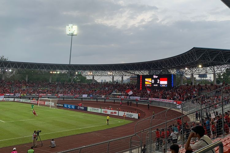 Suasana Stadion Kuala Lumpur yang menunjukkan papan skor 2-0 bagi keunggulan Timnas Garuda saat laga Grup A Piala AFF 2022 antara timnas Indonesia dan Brunei berlangsung pada Senin (26/12/2022) sore WIB.