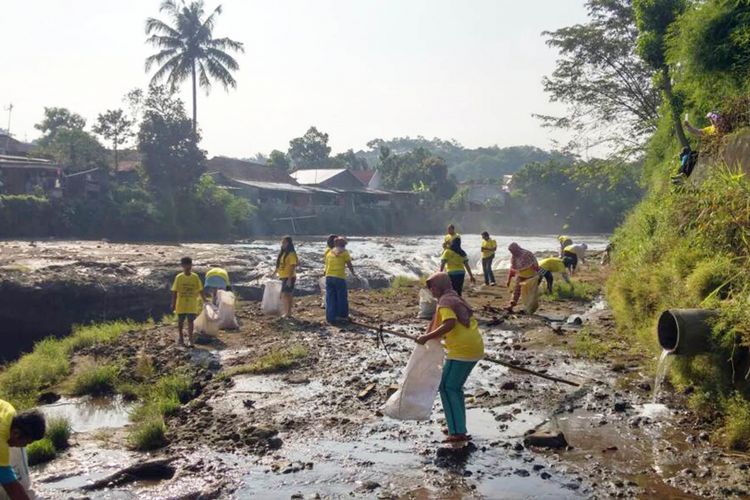 Sejumlah warga sedang memungut sampah yang berada di bantaran sungai Ciliwung, Sabtu (20/5/2017).