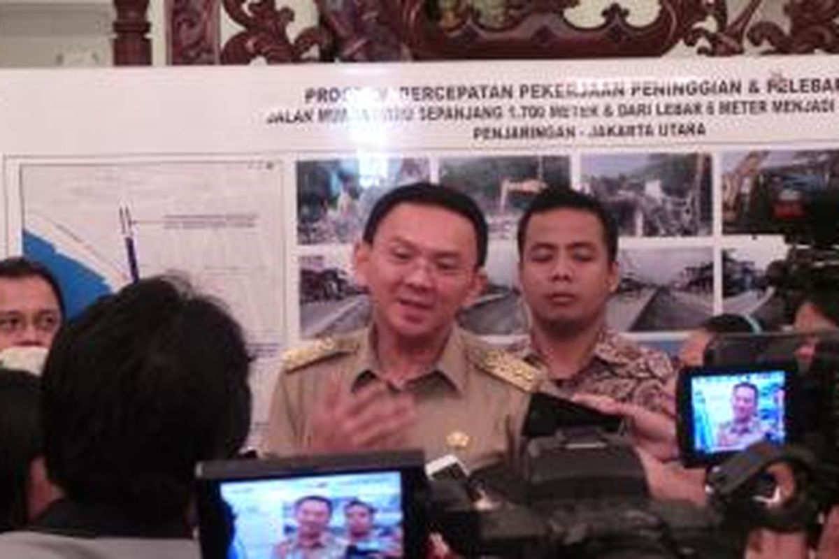 Gubernur DKI Jakarta Basuki Tjahaja Purnama wawancara dengan wartawan, di Balai Kota, Selasa (3/11/2015). 