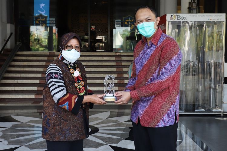 Penyerahan secara simbolis bantuan perlengkapan penanganan Covid-19 dari Unilever Indonesia untuk masyarakat Surabaya
