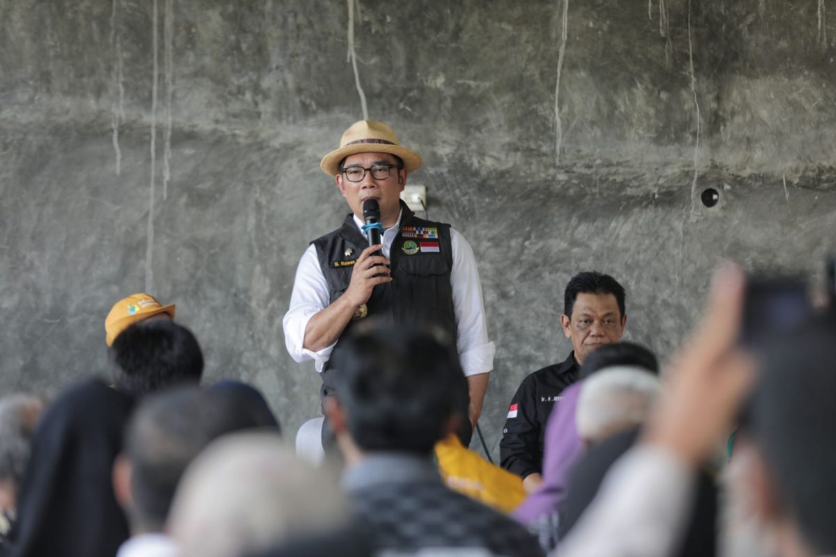 Gubernur Jawa Barat Ridwan Kamil saat menghadiri Silaturahmi Gubernur dengan Elemen Masyarakat Pertanian Jabar di Sambilalu Hidroponik Farm, Kabupaten Ciamis, Senin (12/6/2023).
 