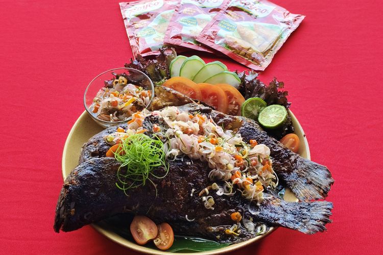 Sajian Ikan Bakar Jimbaran Sambal Matah ala Chef Firhan, dalam acara demo memasak, peluncuran Royco Bumbu Kaldu Rasa Ikan di Senayan Park, Senin (22/9/2025). 