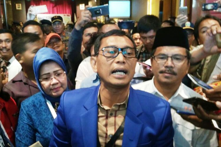 JR Saragih dinyatakan tak memenuhi syarat untuk maju menjadi calon gubernur Sumatera Utara, Senin (12/2/2018) 