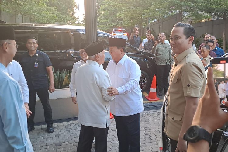 Capres pemenang Pemilu 2024 Prabowo Subianto disambut mantan cawapresnya, Hatta Rajasa di kantor DPP PAN, Jakarta Selatan, Kamis (21/3/2024). 