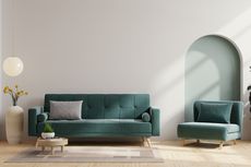Ide Dekorasi Ruang Tamu dengan Sofa Berwarna Hijau Zamrud