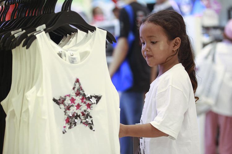 Salah satu anak yatim tengah memilih baju lebaran dalam kegiatan Beli Baju Lebaran bersama Anak Yatim yang diselenggarakan oleh Majelis Anak Indonesia (MAI)