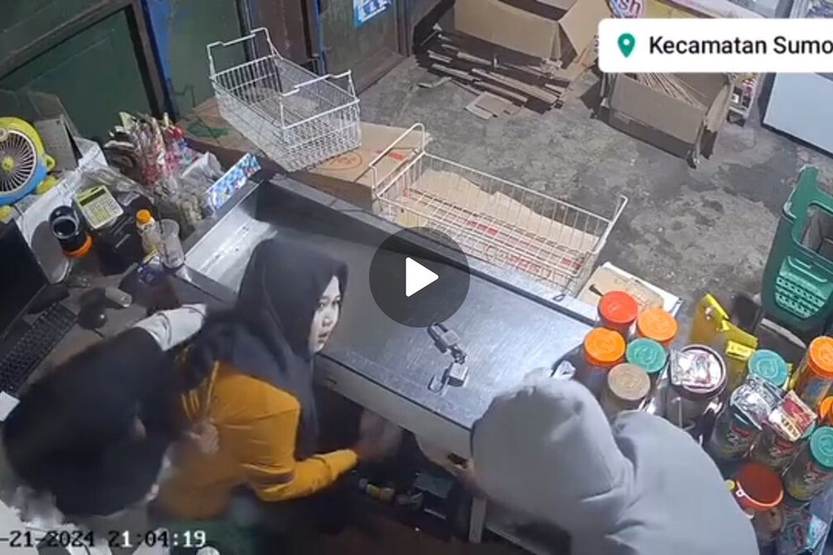 Tangkapan layar rekaman CCTV aksi perampokan di sebuah toko di Kabupaten Jombang, Jawa Timur.