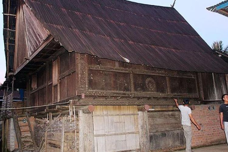 Rumah Baghi (rumah kuno) yang ada di Desa Bangke, Kecamatan Kota Agung, Kabupaten Lahat, Sumatera Selatan, Minggu (6/11/2016). Rumah ini merupakan rumah khas suku Pasemah yang sampai sekarang masih berdiri. Bahkan di desa ini ada Rumah Baghi yang usianya sampai 300 tahun.