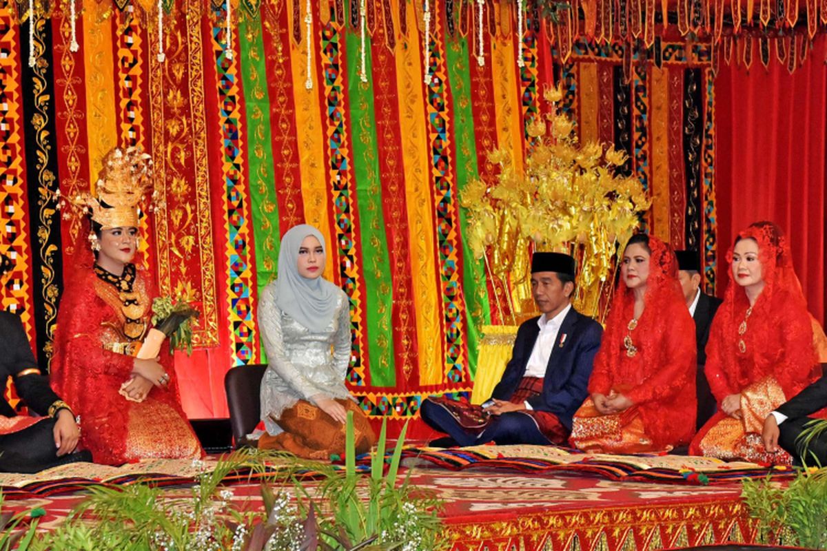 Presiden Joko Widodo dan Ibu Negara hadir dalam pesta adat Batak Mandailing di Medan, Sumatera Utara, Sabtu (25/11/2017).