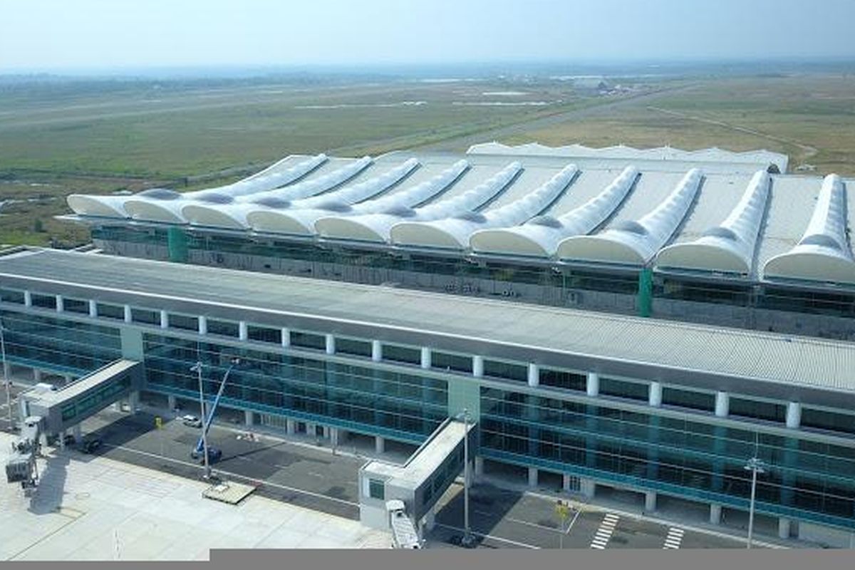 Bandara Kertajati saat ini memiliki kapasitas 5 juta penumpang per tahun. Kedepannya akan dilakukan pengembangan, sehingga kapasitas meningkat menjadi sekitar 29,3 juta penumpang per tahun.