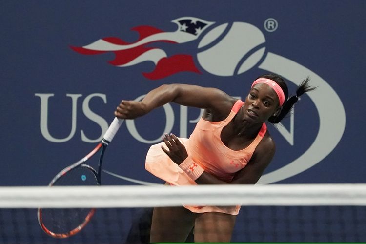 Petenis Amerika Serikat, Sloane Stephens, melakukan servis saat melawan kompatriotnya, Venus Williams, pada semifinal Grand Slam AS Terbuka 2017 di USTA Billie Jean King National Tennis Center, New York, 6 September 2017. Sloane menang 6-1, 0-6, 7-5 untuk meraih final pertamanya dalam turnamen dengan level grand slam.