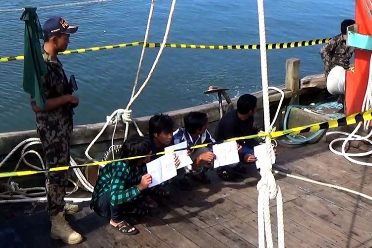 Empat warga Myanmar ditangkap karena mencuri ikan di perairan laut Aceh dengan menggunakan kapal berbendera Malaysia KM SLFA 4935, Senin (29/1/18).