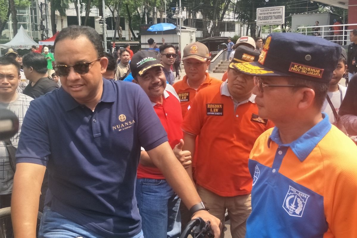 Gubernur DKI Jakarta Anies Baswedan memantau kegiatan CFD di Bundaran HI Sambil bersepeda, Minggu, (3/11/2019).