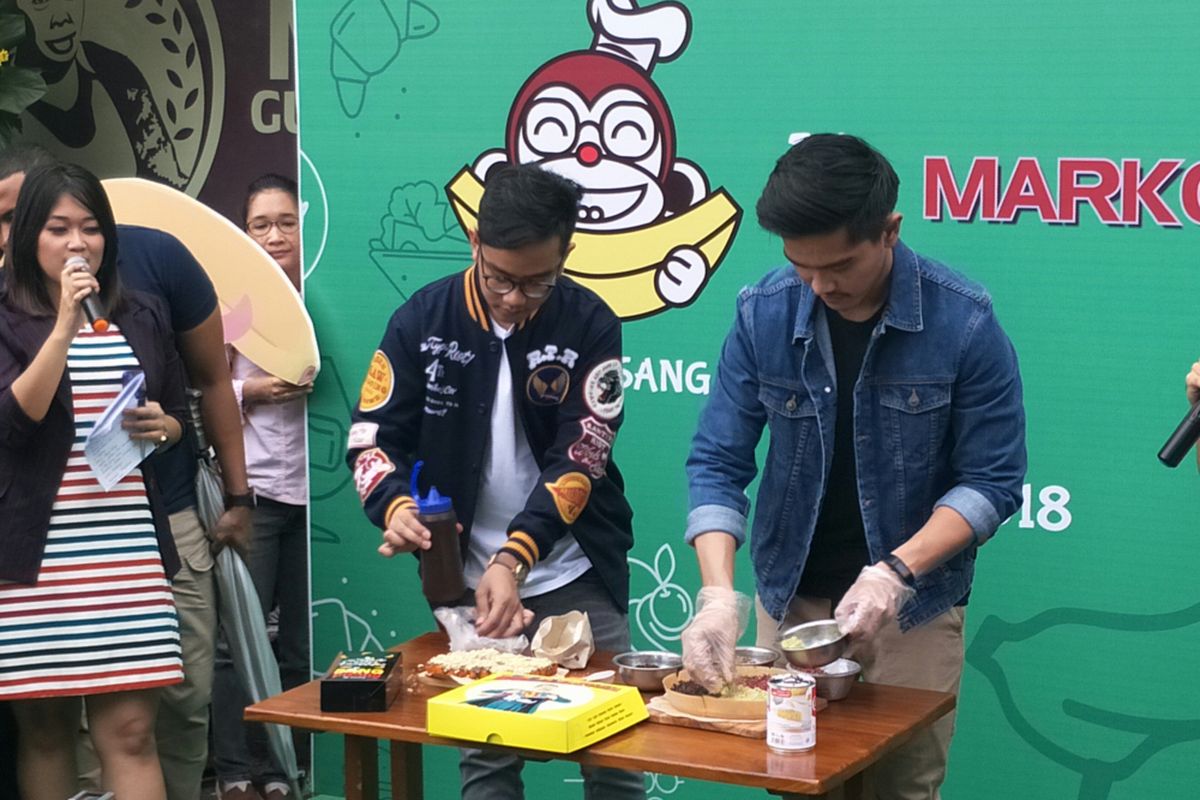 Gibran Rakabuming Raka dan Kaesang Pangarep saat berduel kuliner di Cikini, Jakarta Pusat, Minggu (11/3/2018)