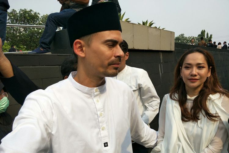 Ashraf Sinclair dan Bunga Citra Lestari dalam prosesi pemakaman BJ Habibie di Taman Makam Pahlawan Kalibata, Jakarta Selatan, Kamis (12/9/2019).