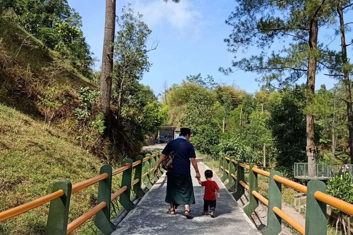 Wisata di Obyek Wisata Alam (OWA) Kali Kuning di area Taman Nasional Gunung Merapi.