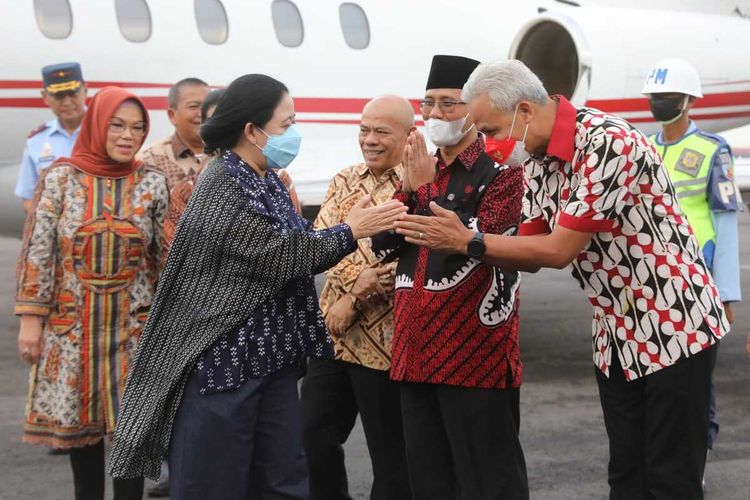 Gubernur Jateng Ganjar Pranowo menyalami DPR RI Puan Maharani di Bandara Adi Soemarmo, Boyolali, Minggu (11/12/2022).