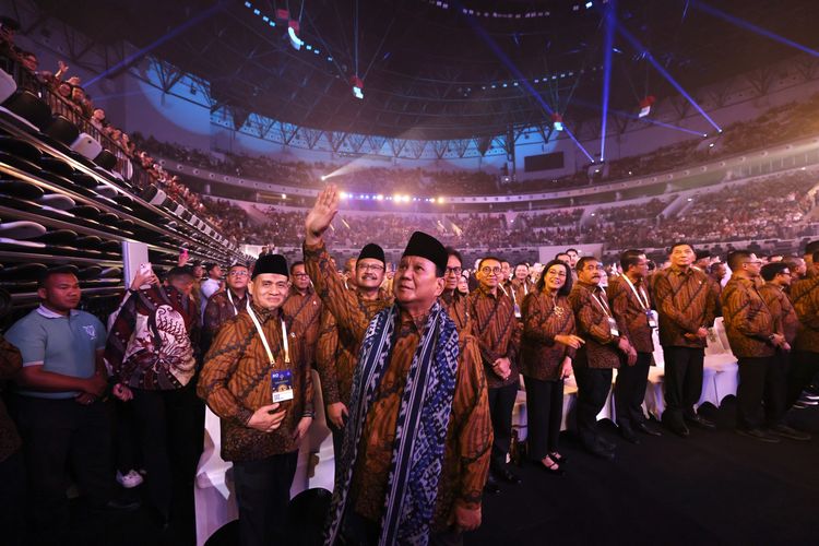 Presiden Prabowo Subianto menyapa peserta Perayaan Natal Nasional 2024 yang berlangsung di Indonesia Arena, Kompleks Gelora Bung Karno (GBK), Jakarta, Sabtu (28/12/2024) malam. Acara ini dihadiri sekitar 11.000 umat Kristen dari berbagai daerah, baik secara langsung maupun melalui video conference. Dalam pidatonya, Presiden menegaskan pentingnya keberagaman dan kerukunan bangsa Indonesia.  