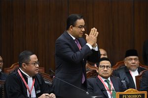 Momen Anies Senyum-senyum Saat MK Bahas Bansos dan Pemilu Tak Imbang