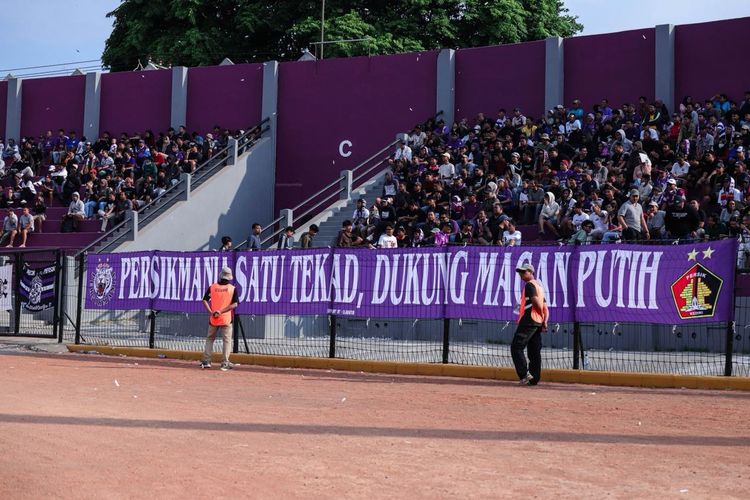 Spanduk dukungan suporter untuk memberi semangat klub kebanggaannya, Persik Kediri mengarungi Super league 2025-2026 di Stadion Brawijaya Kediri.