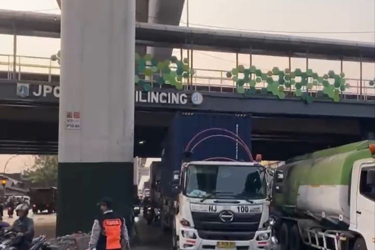 Pramono Siapkan Buffer Zone Atasi Kemacetan Parah di Cakung