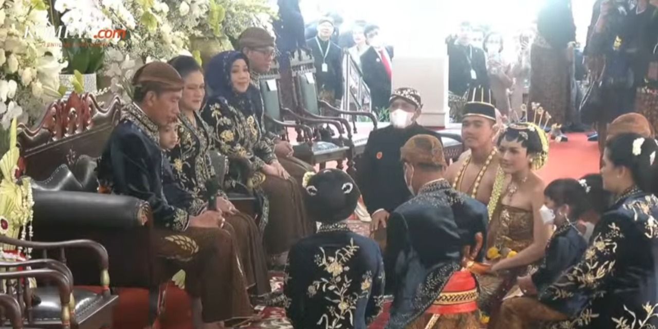 Bersimpuh di Depan Jokowi, Gibran Mewakili Kaesang Meminta Maaf dan Doakan Ayah Ibunya Panjang Umur