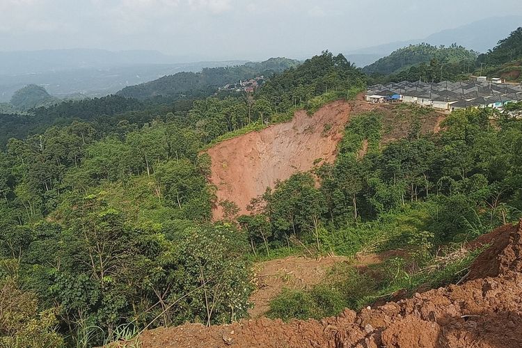 Sejumlah Kampung di Kecamatan Sukajaya masih belum bisa diakses untuk kendaraan roda empat karena infrastruktur jalan dan jembatan rusak parah, Rabu (15/1/2020).