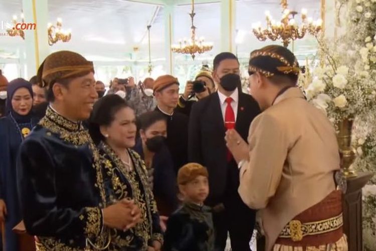 Presiden Jokowi dan Iriana Jokowi memasuki Pura Mangkunegaran dalam acara resepsi pernikahan Kaesang dan Erina di Surakarta, Jawa Tengah, Minggu (11/12/2022). 