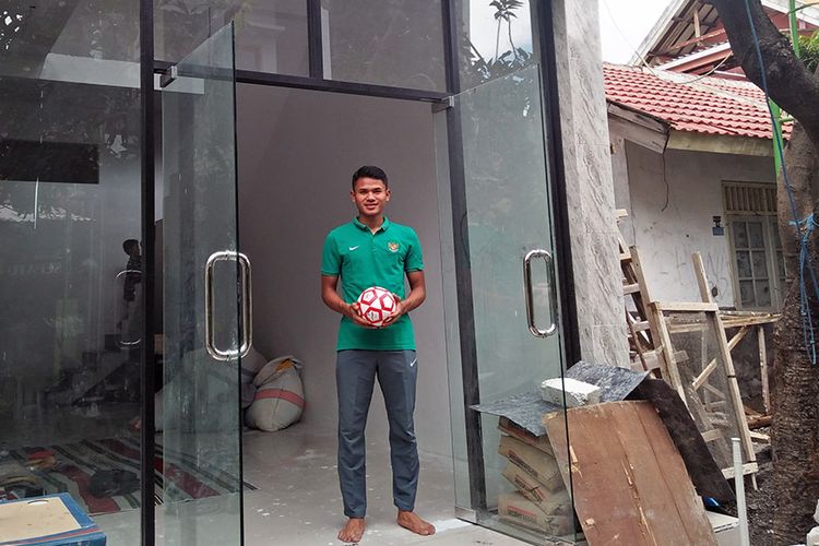 Muhammad Dimas Drajad saat berpose di depan toko olahraga miliknya yang sedang direnovasi, Sabtu (2/3/2019).