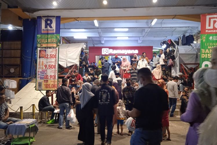 Malam takbiran di Bandar Lampung, Minggu (1/5/2022) ramai dimanfaatkan warga berburu pakaian yang didiskon besar-besaran.