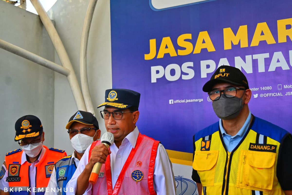 Menhub Budi Karya Sumadi di Tol Cikampek